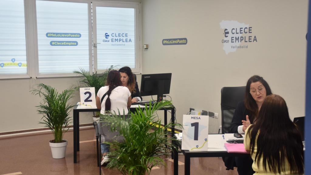 Imagen de dos de las entrevistas de la feria Clece Emplea Noroeste de este pasado martes en Valladolid