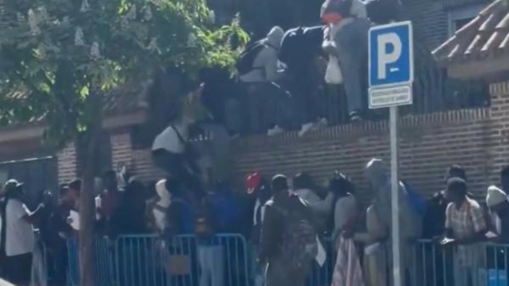 Decenas de personas se cuelan en la Embajada de Gambia en España.