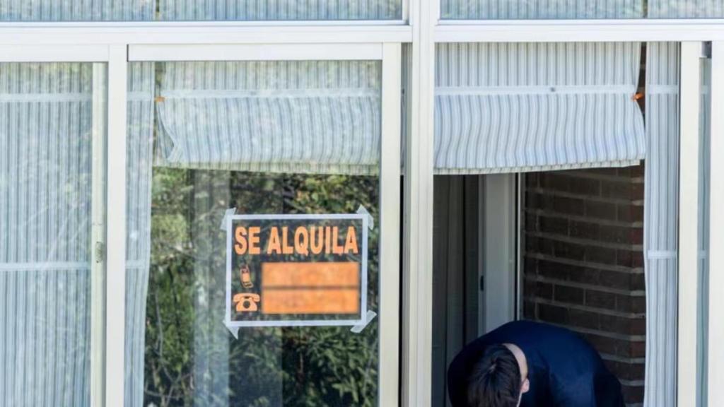 Archivo - Un cartel que anuncia el alquiler de una vivienda