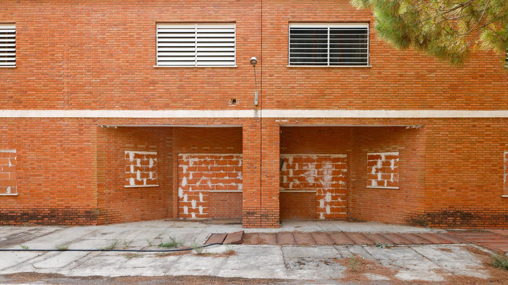 Unos locales comerciales tapiados.
