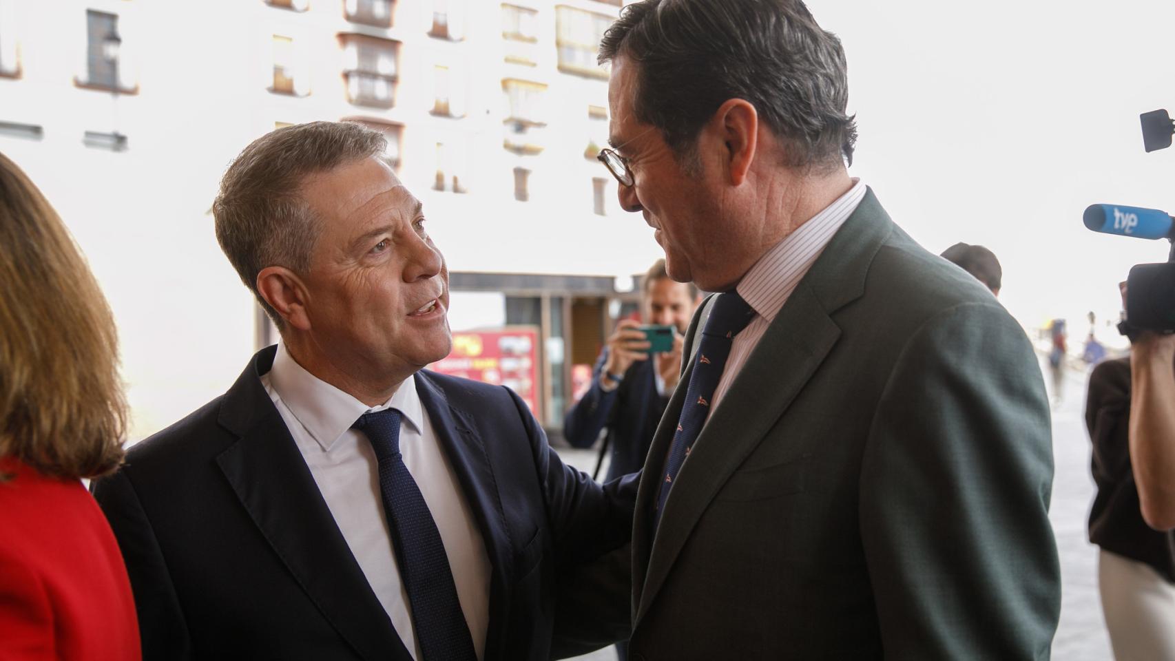 Emiliano García-Page saluda a Antonio Garamendi.