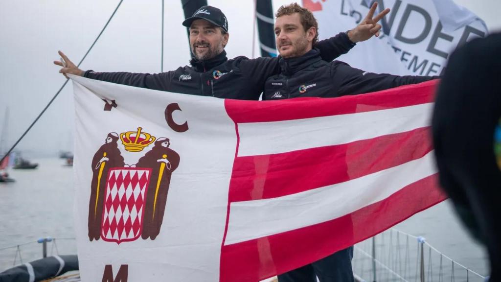 Boris Herrmann, patrón del Malizia, y Pierre Casiraghi, fundador, con una bandera de Mónaco.