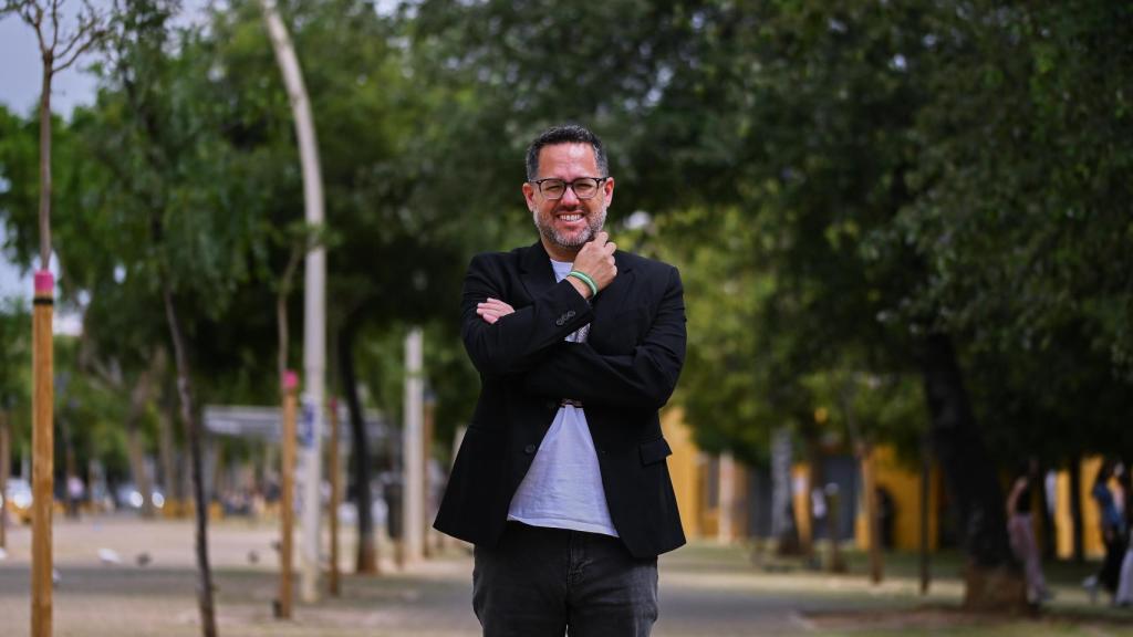 García posa en la Alameda.