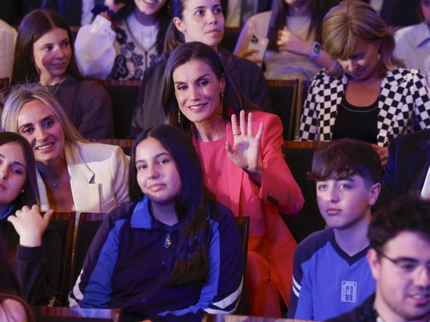 La Reina posa con un grupo de jóvenes antes del comienzo de la ceremonia de proclamación.