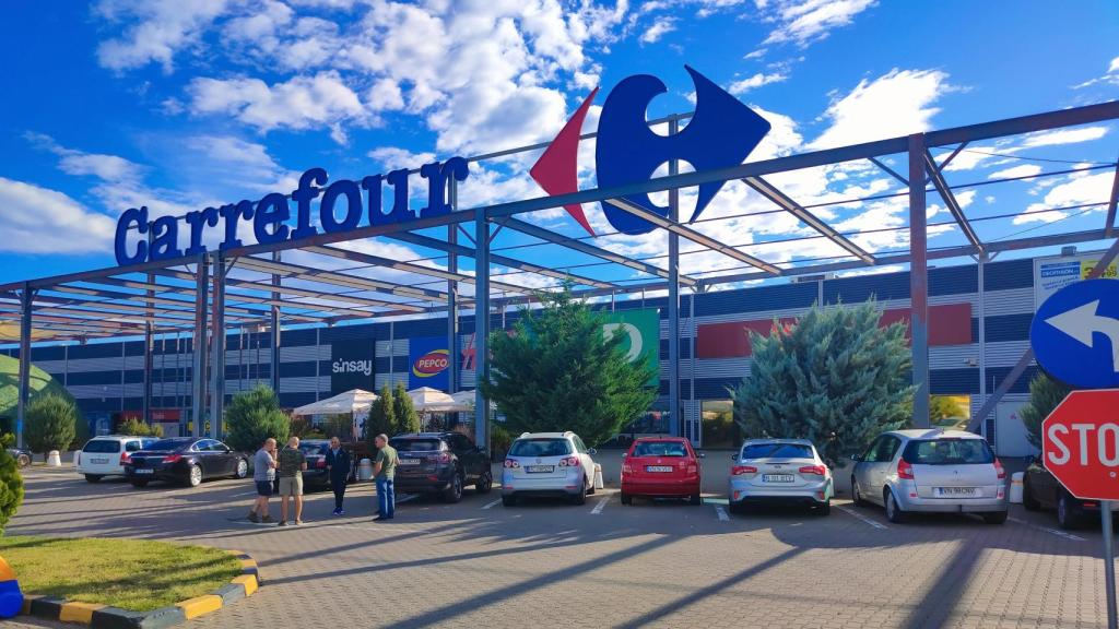 Fachada Carrefour.