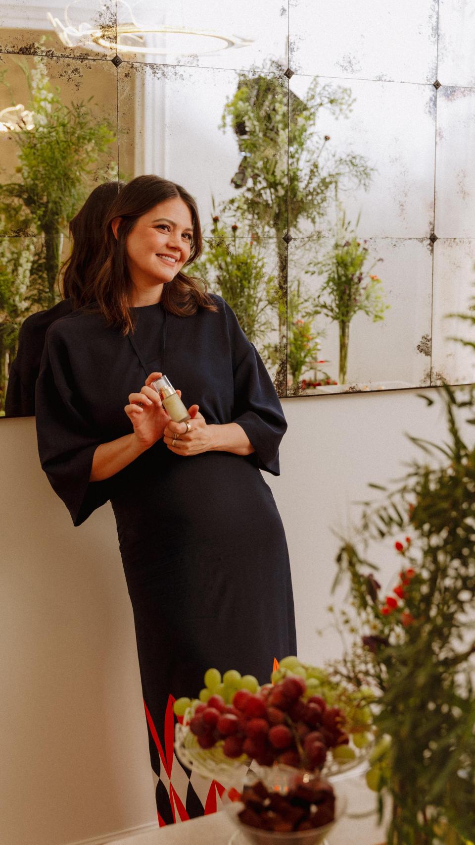Isabelle Junot mostrando uno de los productos de Abloom.