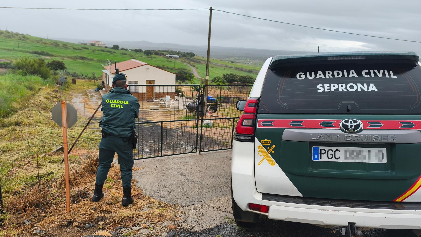Una patrulla del Seprona de Villanueva de Córdoba en una investigación.