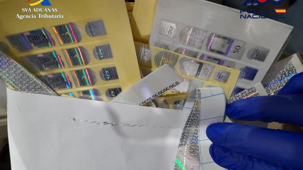 Billetes encontrados durante la investigación.