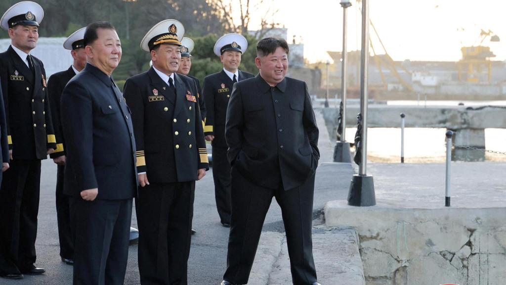 Kim Jong-un observa una prueba de lanzamiento de misiles.