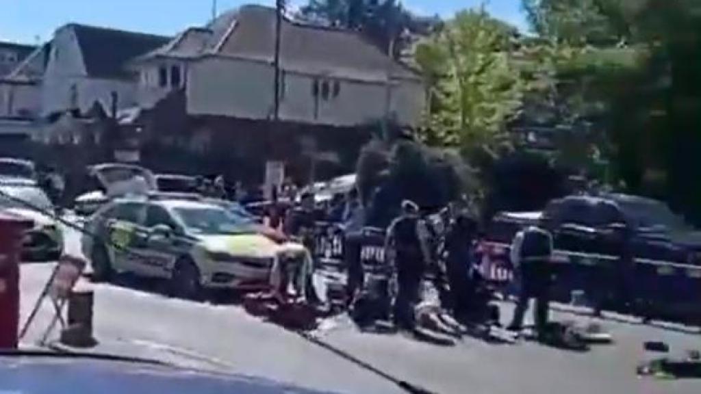 La Policía británica reduce al atacante.