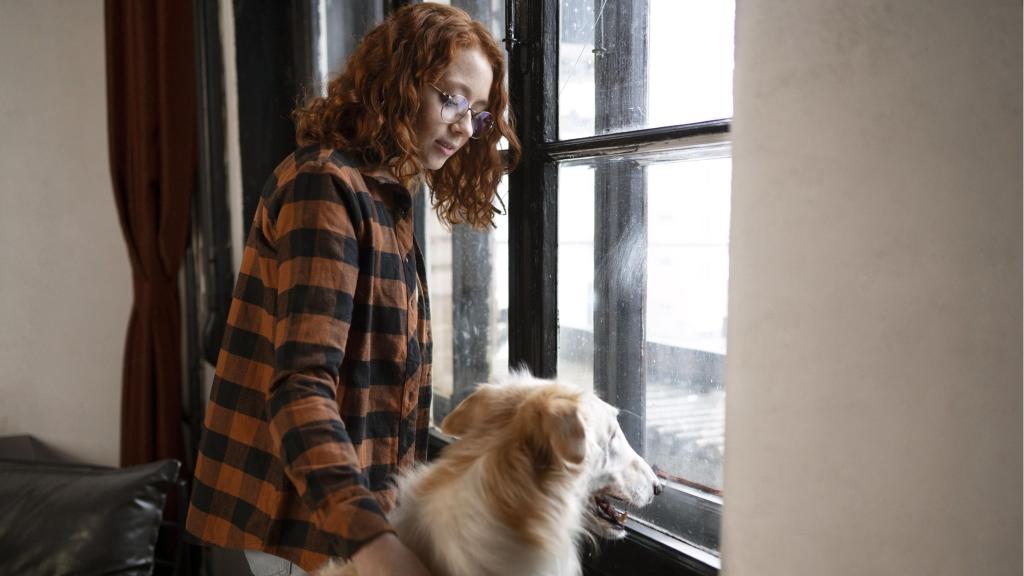 Una mujer y un perro.