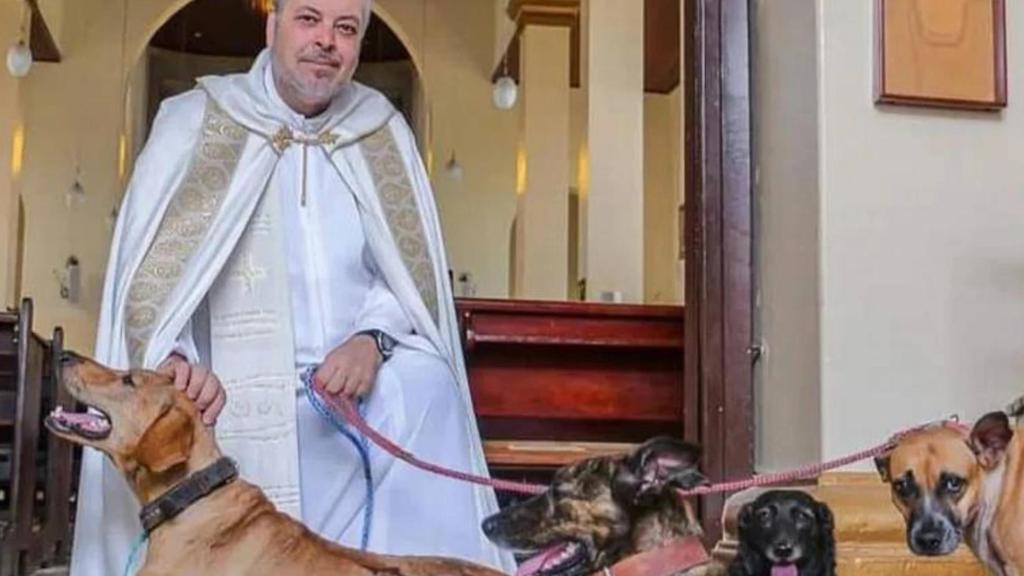 El sacerdote brasileño João Paulo Araujo Gomes con un perro.