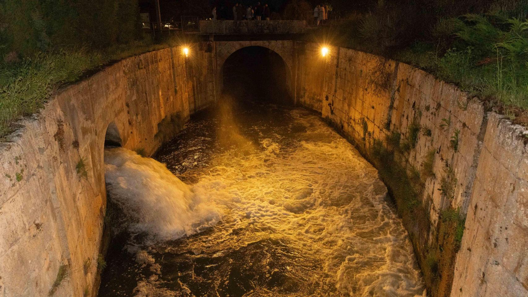 Esclusa del Canal de Castilla iluminada