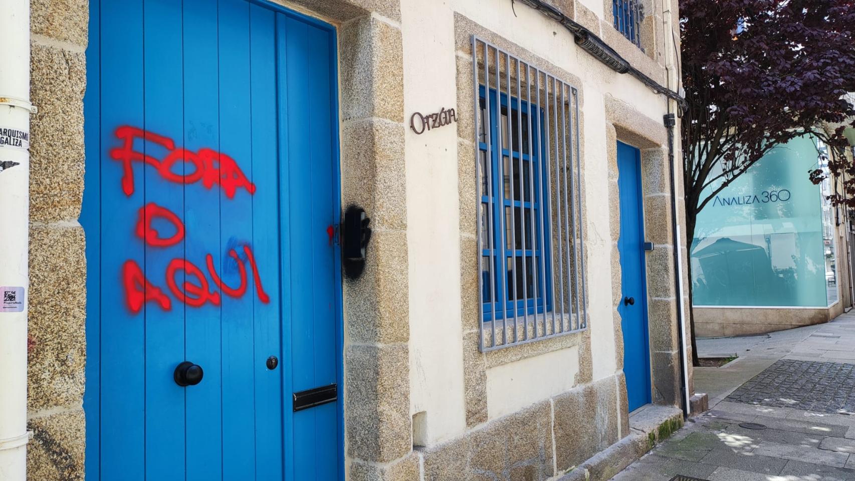 Pintadas en la puerta de una vivienda de uso turístico en A Coruña