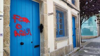 Pintadas en la puerta de una vivienda de uso turístico en A Coruña