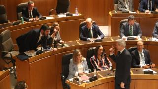 Azcón se ha acercado al escaño de Nolasco al finalizar su intervención