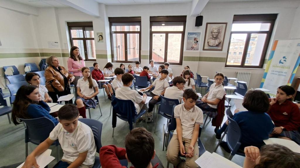 La concejala de Familia e Igualdad de Oportunidades, Miryam Rodríguez, junto a Carmen Guillén, presidenta de la asociación Ascbyc en las aulas del Colegio San Juan Bosco de Salamanca.