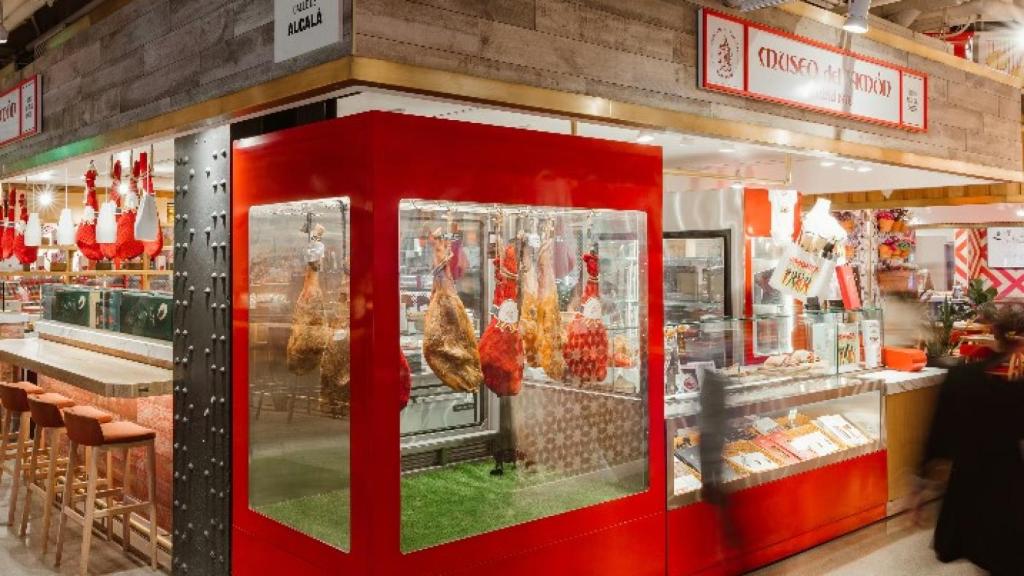 Imagen del puesto del Museo del Jamón en el Mercado Little Spain.