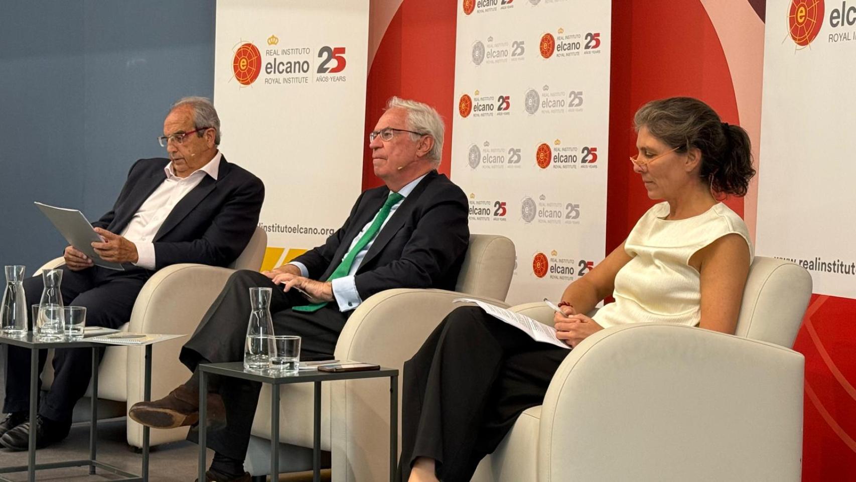 De izquierda a derecha, Félix Arteaga, Charles Powell y Carlota García Encina, del Instituto Elcano