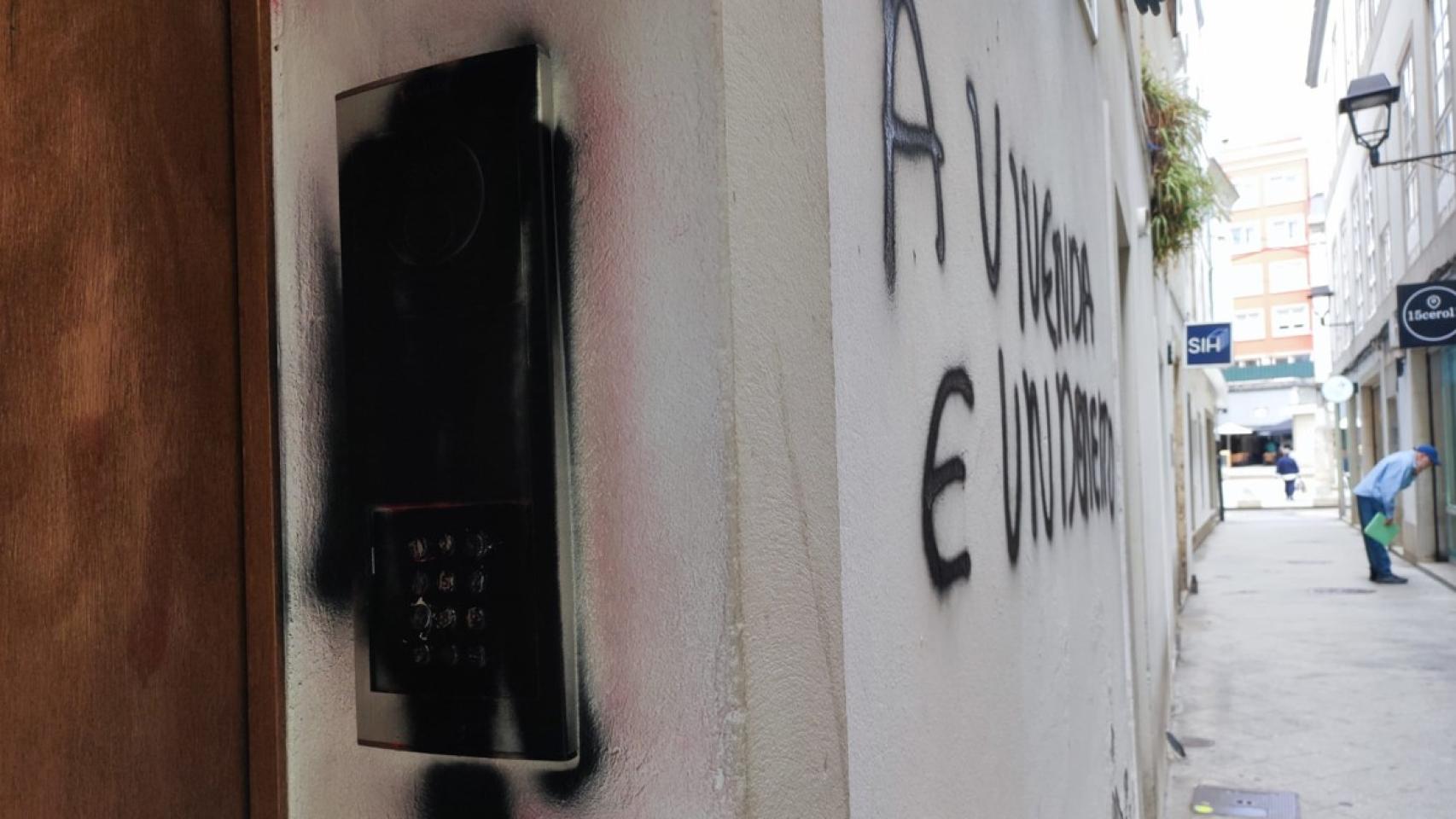 Telefonillo pintado con spray y dañado en un edificio con VUT de A Coruña, también objeto de una pintada.