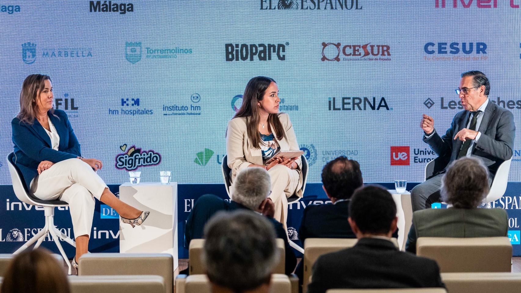 De izquierda a derecha: Elvira Báez, directora educativa del Colegio Novaschool Añoreta; Alba Rosado, redactora en EL ESPAÑOL de Málaga y Miguel Briones, delegado provincial de Educación de la Junta de Andalucía.