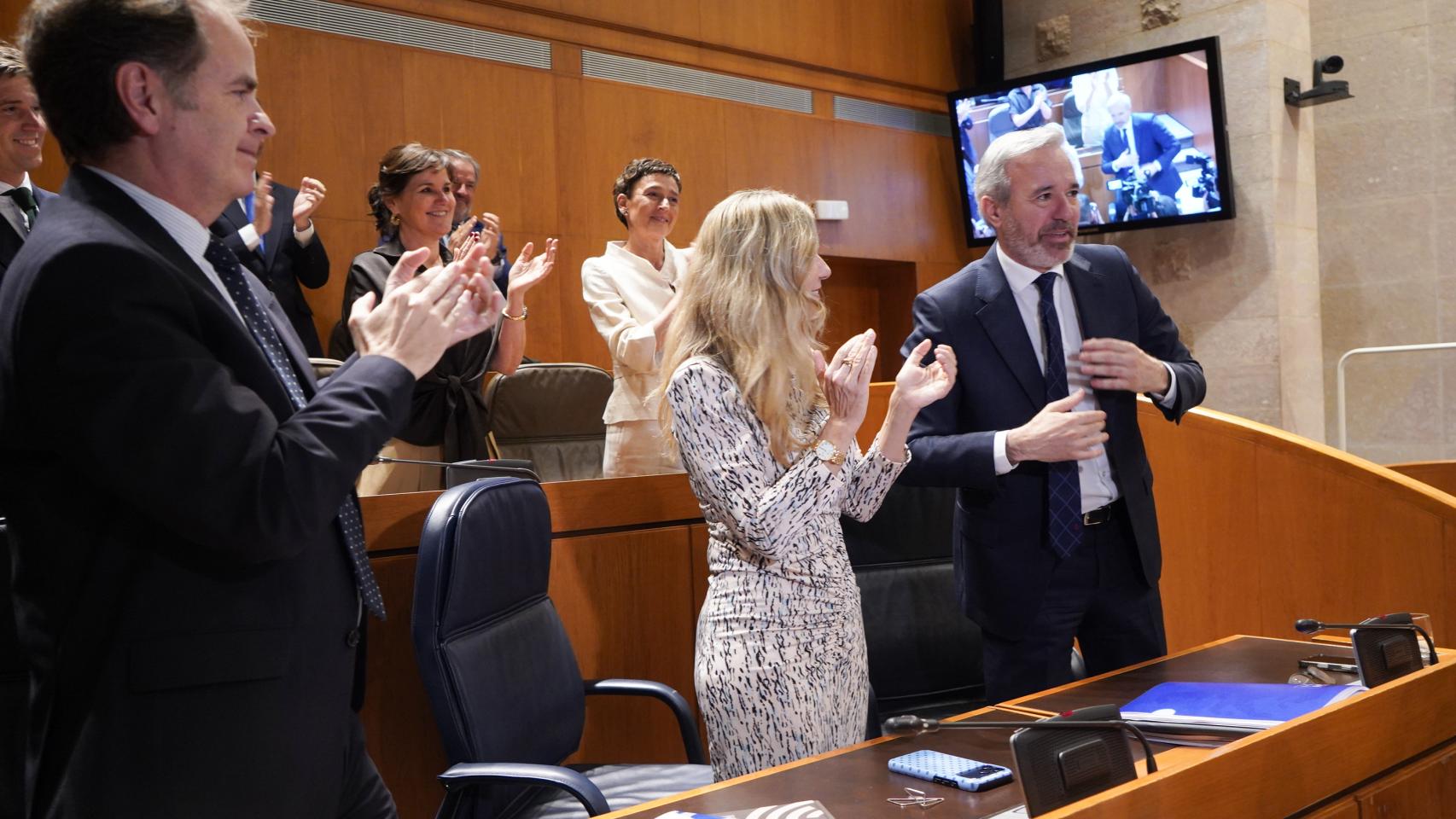 Jorge Azcón recibe la ovación de la bancada del PP tras ser investido presidente de Aragón