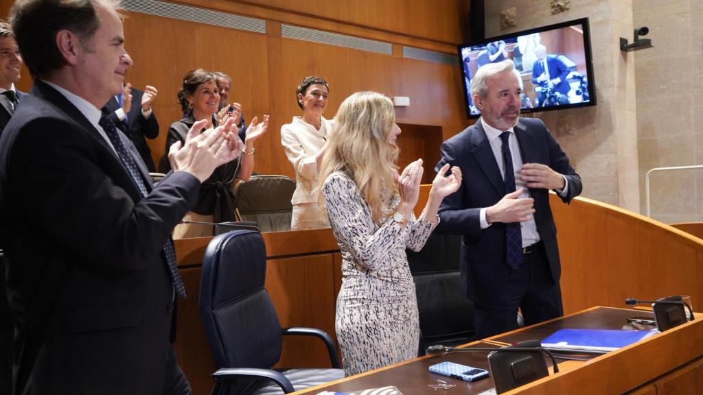 Jorge Azcón recibe la ovación de la bancada del PP tras ser investido presidente de Aragón