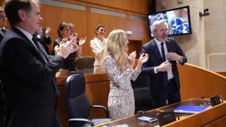 Jorge Azcón recibe la ovación de la bancada del PP tras ser investido presidente de Aragón