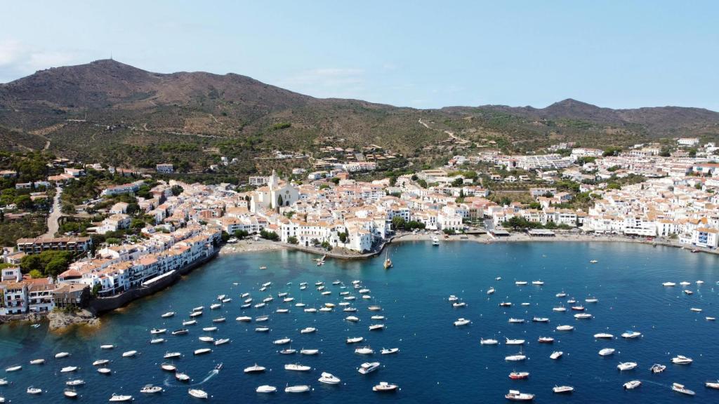 El pueblo de Cadaqués desde las alturas.