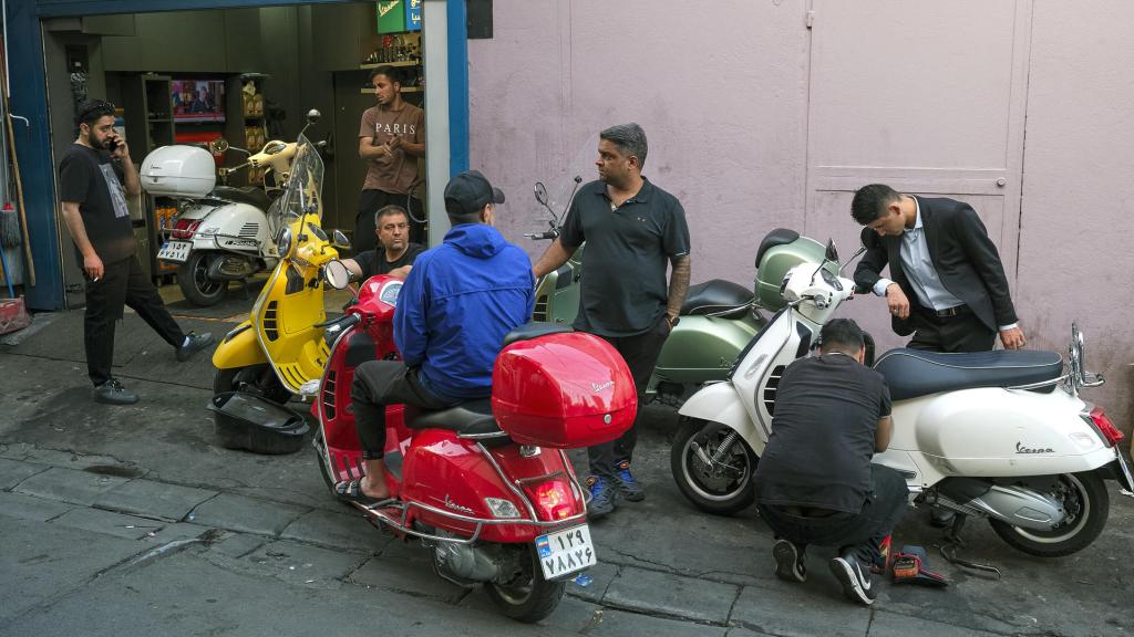 Un grupo de hombres trabaja en un taller de motocicletas en el bazar de Tajrish en el norte de Teherán.