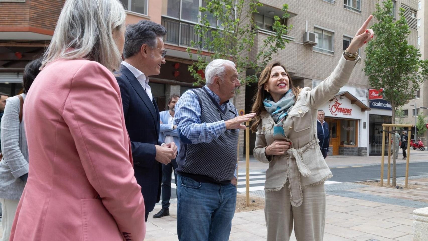 La alcaldesa de Zaragoza, Natalia Chueca, visita la renovada calle Matadero.