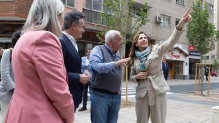 La alcaldesa de Zaragoza, Natalia Chueca, visita la renovada calle Matadero.
