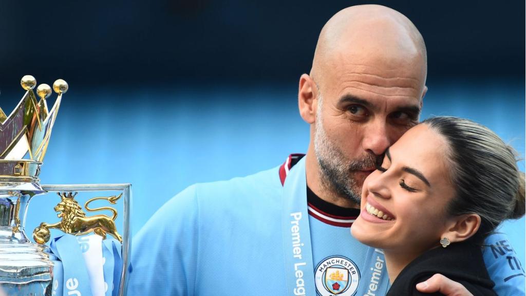 Pep Guardiola besa a su hija tras ganar una Premier League con el Manchester City.