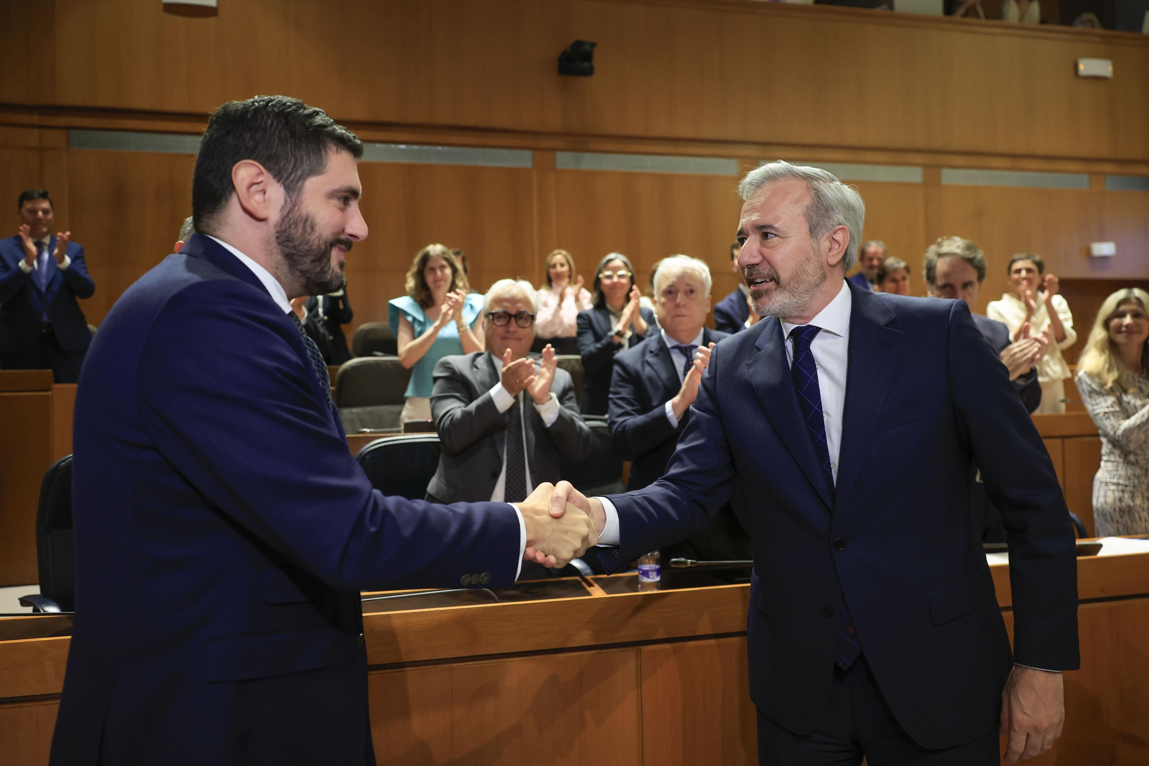 Nolasco y Azcón se estrechan la mano tras la investidura