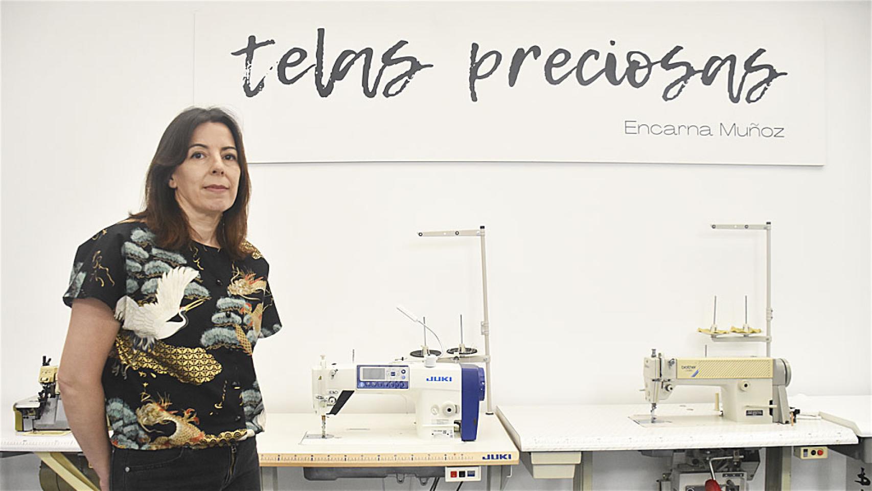 Encarna Muñoz en Telas Preciosas, atiende a EL ESPAÑOL de Castilla y León.