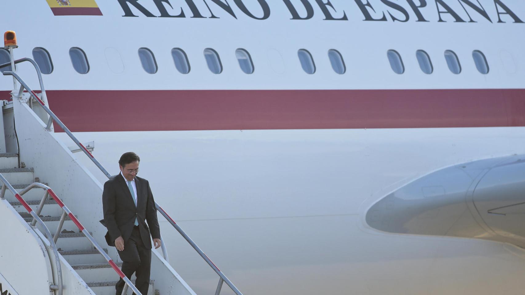El ministro de Exteriores , José Manuel Albares, desciende del avión a su llegada este martes a Santa Lucía, México.
