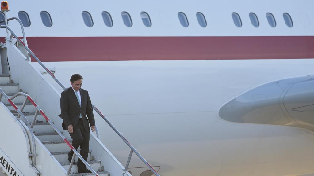 El ministro de Exteriores , José Manuel Albares, desciende del avión a su llegada el mes pasado a Santa Lucía, México.