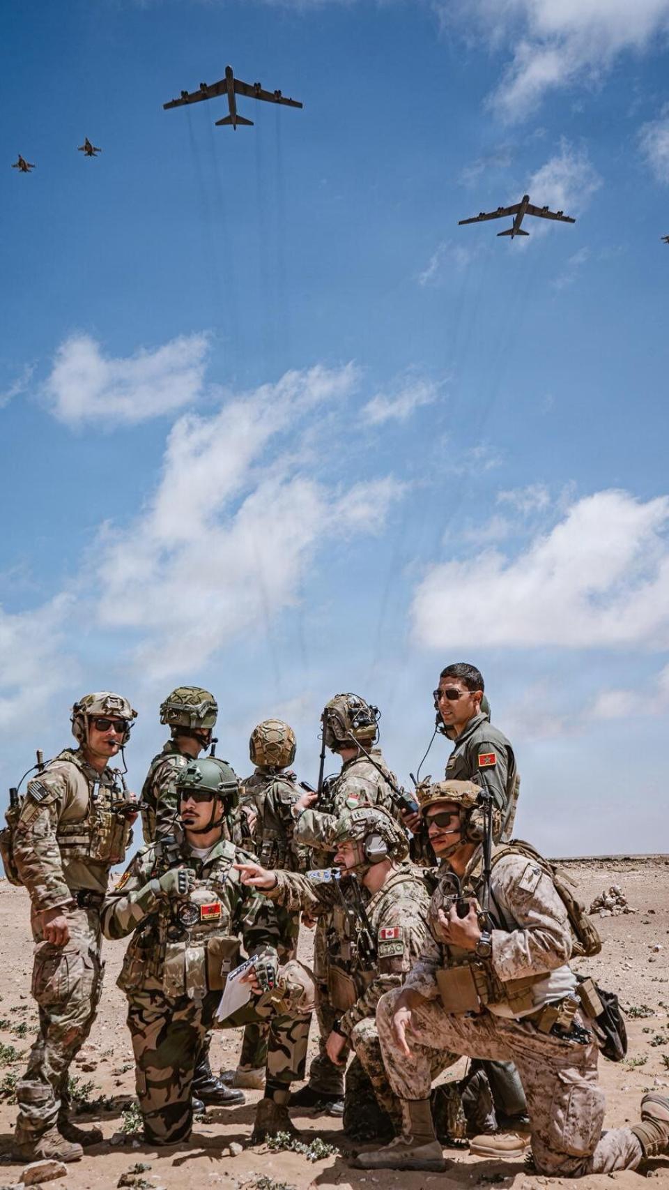 Militares de EEUU y aliados posando ante el paso de bombarderos y cazas durante el African Lion