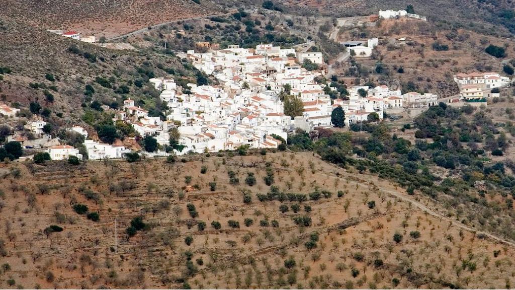 Integrada en la comarca de la Costa Granadina, Lújar se encuentra a 93 kilómetros de la capital provincial.