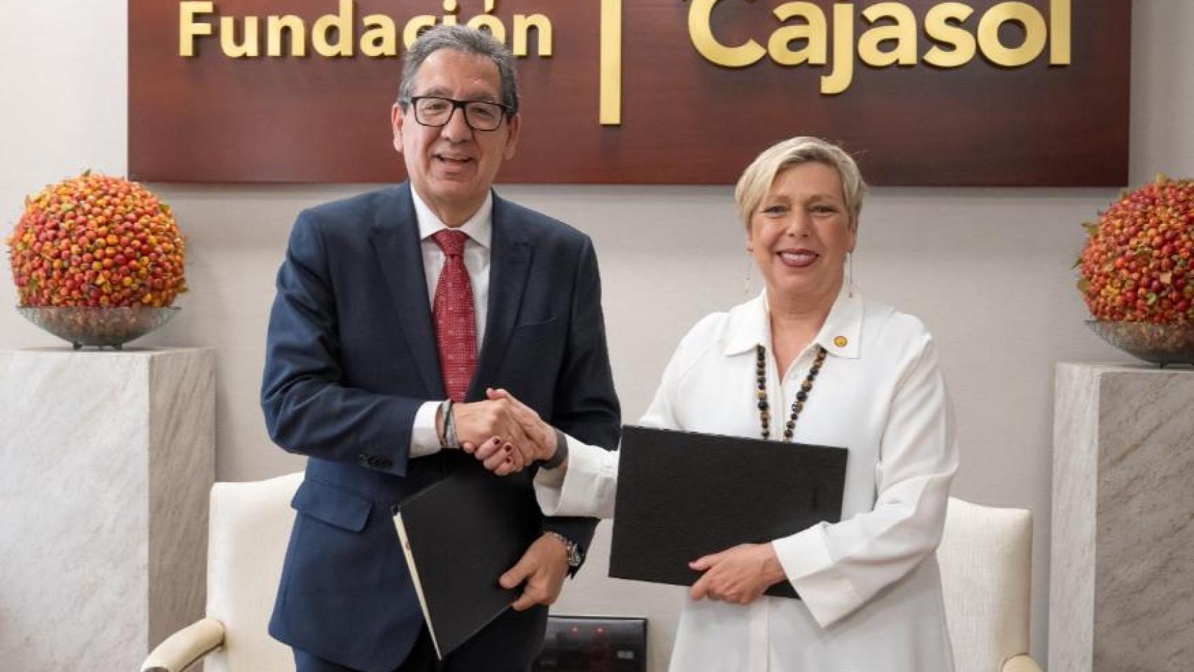 Antonio Pulido, presidente de la Fundación Cajasol, y la rectora de la Universidad de Sevilla, Carmen Vargas, durante la firma del convenio.