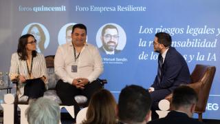  la Innovation Manager, International Quantum Center de Fsas Technologies, Cora Vinagre Sendino, y el CEO de Qaroni, José Delgado, charlan con el Abogado TIC / Socio de Sistemius José Manuel Sendín.