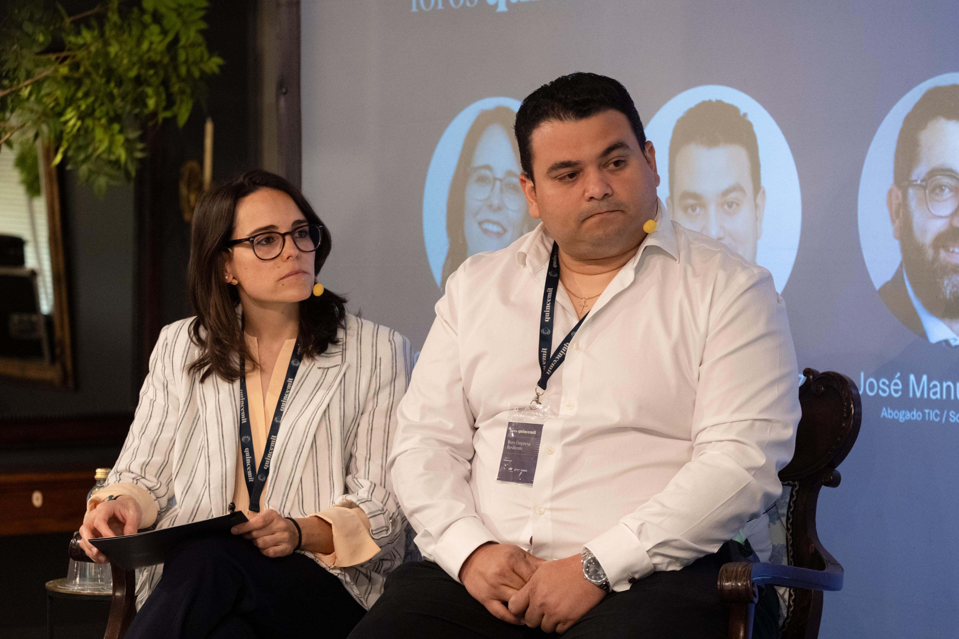 La Innovation Manager, International Quantum Center de Fsas Technologies, Cora Vinagre Sendino, y el CEO de Qaroni, José Delgado, en el Foro Empresa Resiliente celebrado en Santiago.