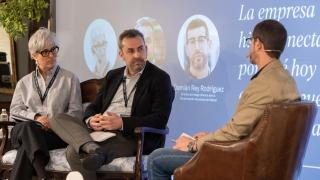 El presidente del Consejo General de Colegios de Ingeniería en Informática, Fernando Suárez, y la presidenta de la Asociación de Empresas de Tecnología de Galicia, Lourdes Guerra Fornos, charlan con el director de Amtega, Damián Rey.