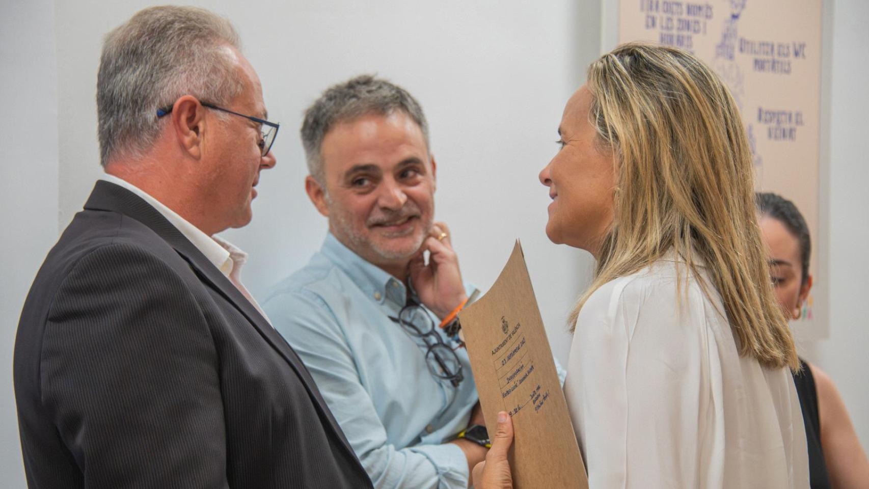 Moncho Cebrián, vecino de Ruzafa, con la edil de Turismo, Paula Llobet. EE