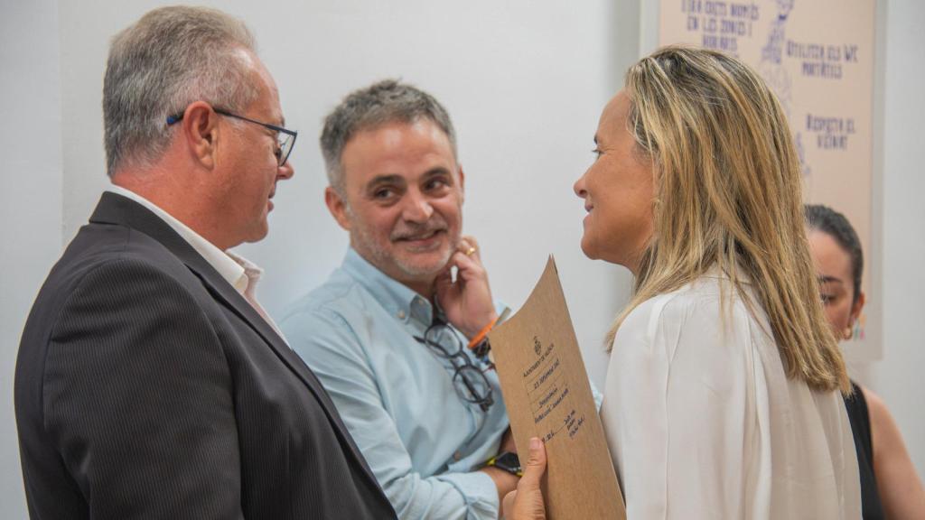 Moncho Cebrián, vecino de Ruzafa, con la edil de Turismo, Paula Llobet. EE