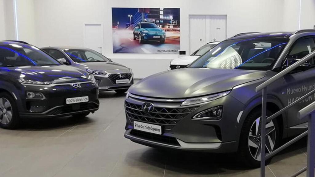 Coches en un concesionario de Cobendai