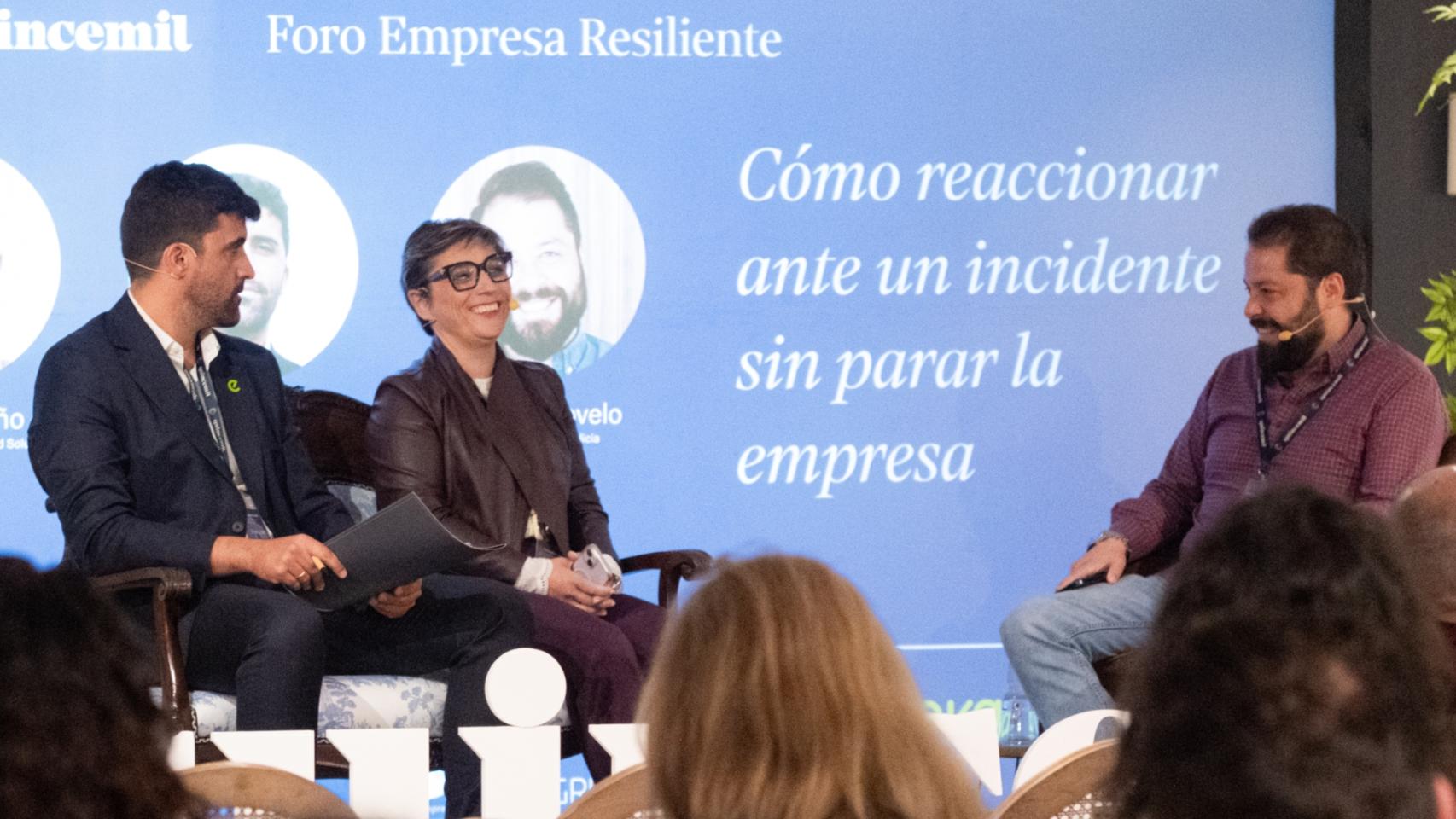 El director de E.nova Enerxía, Xurxo López González, y la CEO de Datadefend Solutions, Judit Meiriño, charlan con el presidente de AJE Galicia, Luciano Covelo.