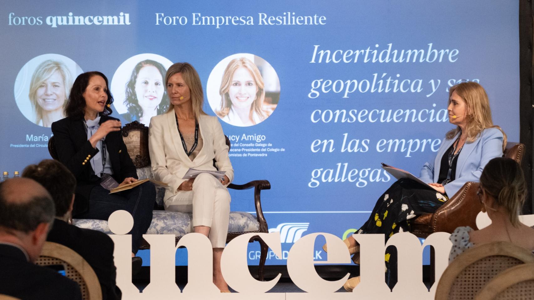 La presidenta del Círculo de Empresarios de Galicia, María Borrás, y la secretaria general de la Cámara de Comercio de Santiago, Rosa Mary Cardeso Trillo, charlan con la presidenta del Consello Galego de Economistas, Lucy Amigo.