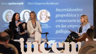 la presidenta del Círculo de Empresarios de Galicia, María Borrás, y la secretaria general de la Cámara de Comercio de Santiago, Rosa Mary Cardeso Trillo, charlan con la presidenta del Consello Galego de Economistas, Lucy Amigo.