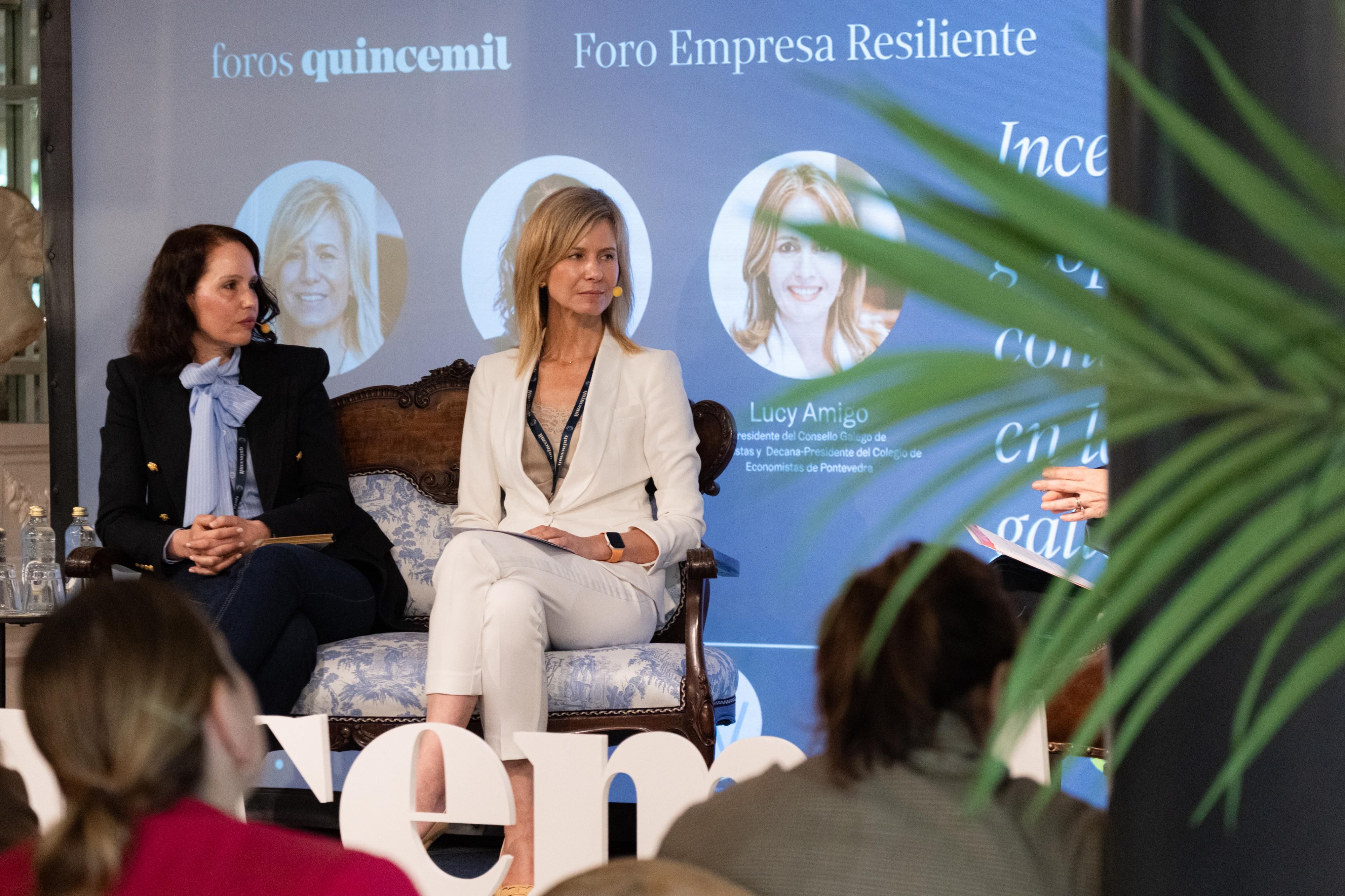 La secretaria general de la Cámara de Comercio de Santiago de Compostela, Rosa Mary Cardeso, y la presidenta del Círculo de Empresarios de Galicia, María Borrás, en el Foro Empresa Resiliente.